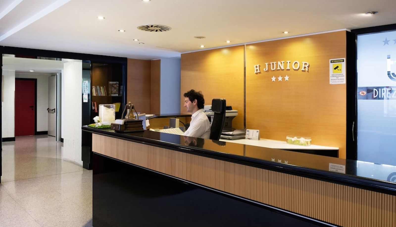 Recepción - Hotel Junior