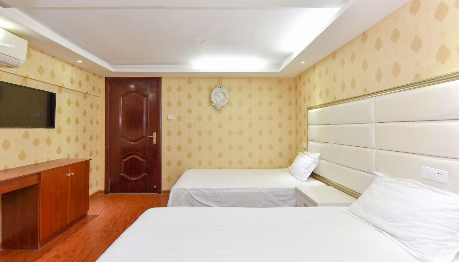 Camera business - Yuge Hotel