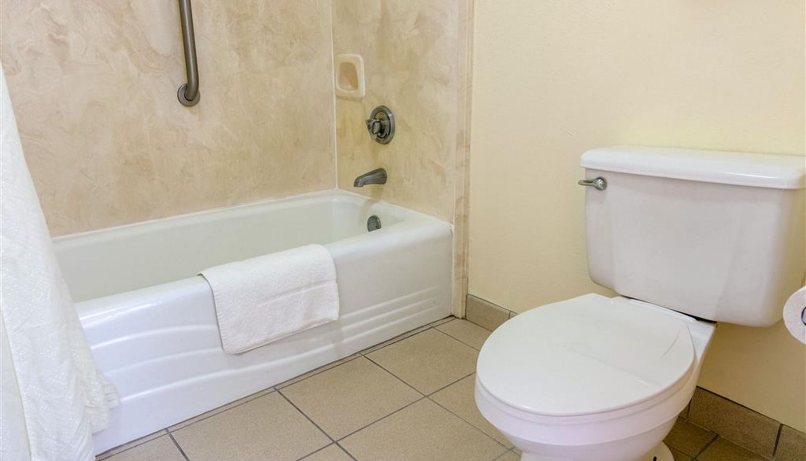 Zimmer - Econo Lodge Inn & Suites Gulfport Airport