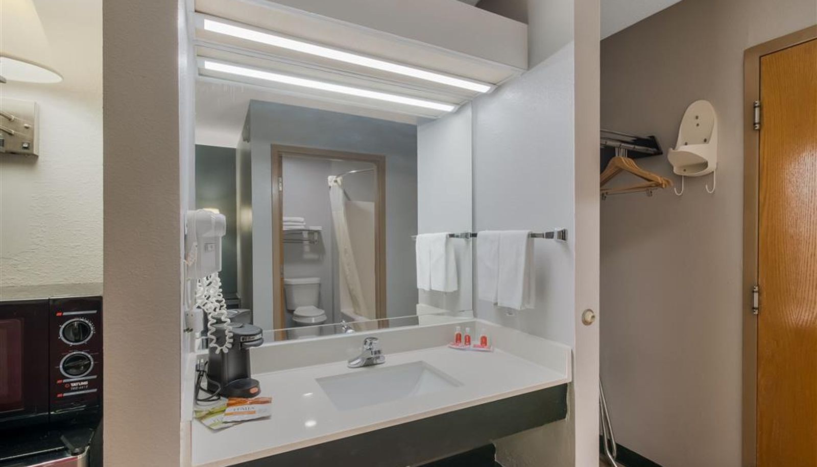 Zimmer - Econo Lodge  Inn & Suites