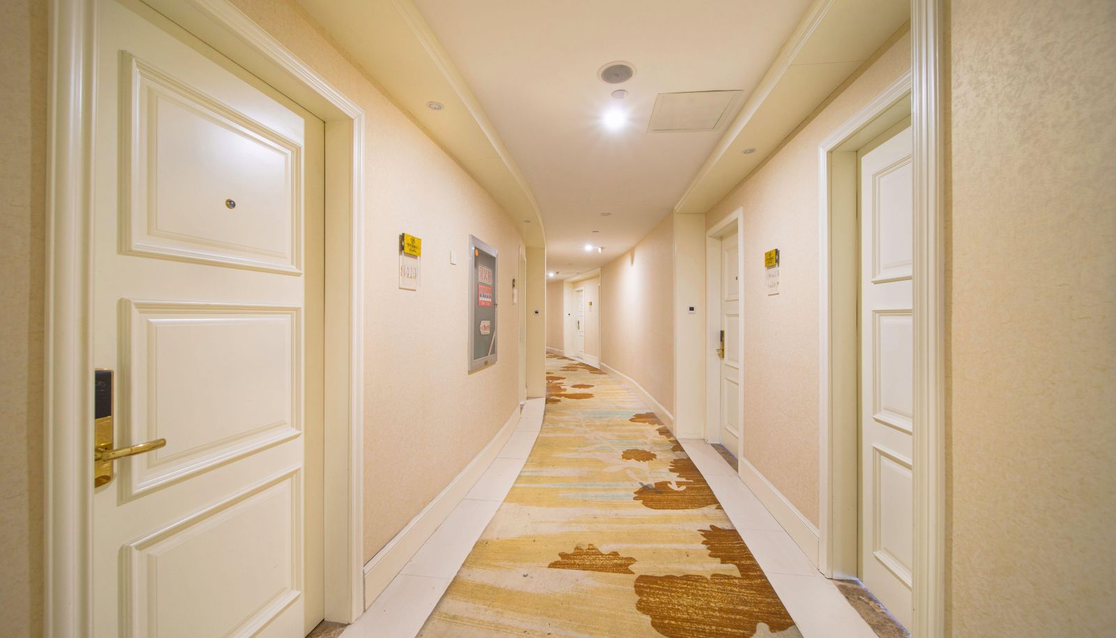 Buitenruimte van het hotel - Platinum Man Hotel