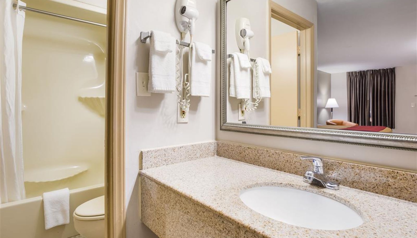 Zimmer - Econo Lodge Hendersonville