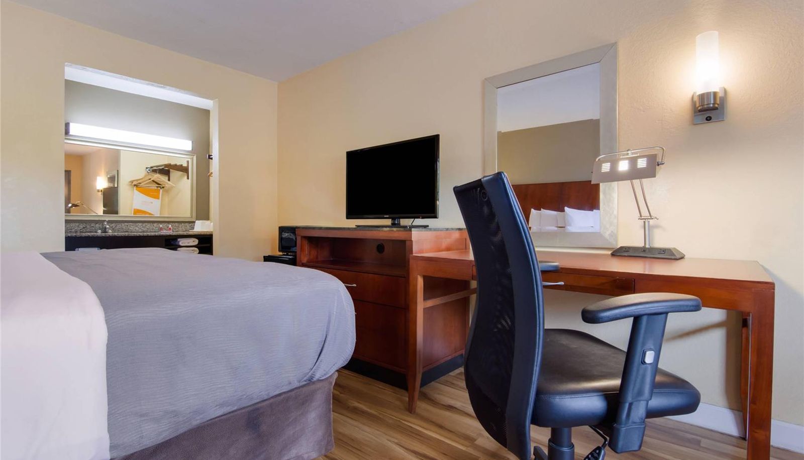 Camera - Econo Lodge Battleboro - Rocky Mount I-95