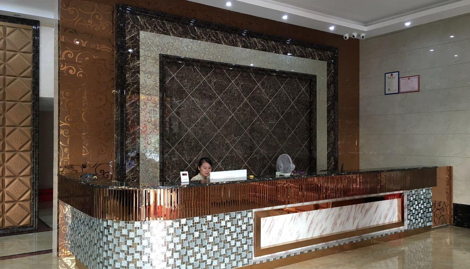 Zewnętrzna część hotelu - Crown Fashion Hotel