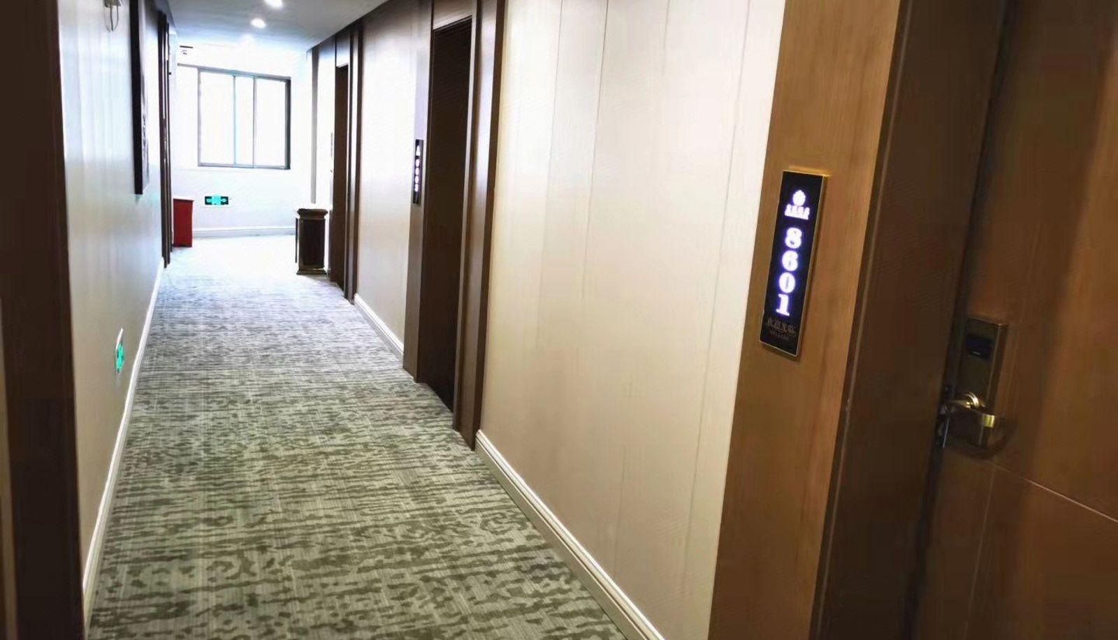 Zewnętrzna część hotelu - Crown Fashion Hotel