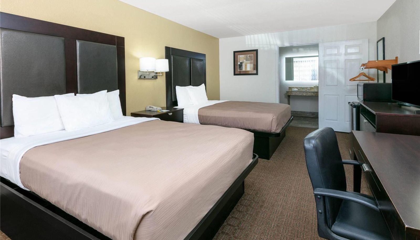 Zimmer - Days Inn by Wyndham Granbury
