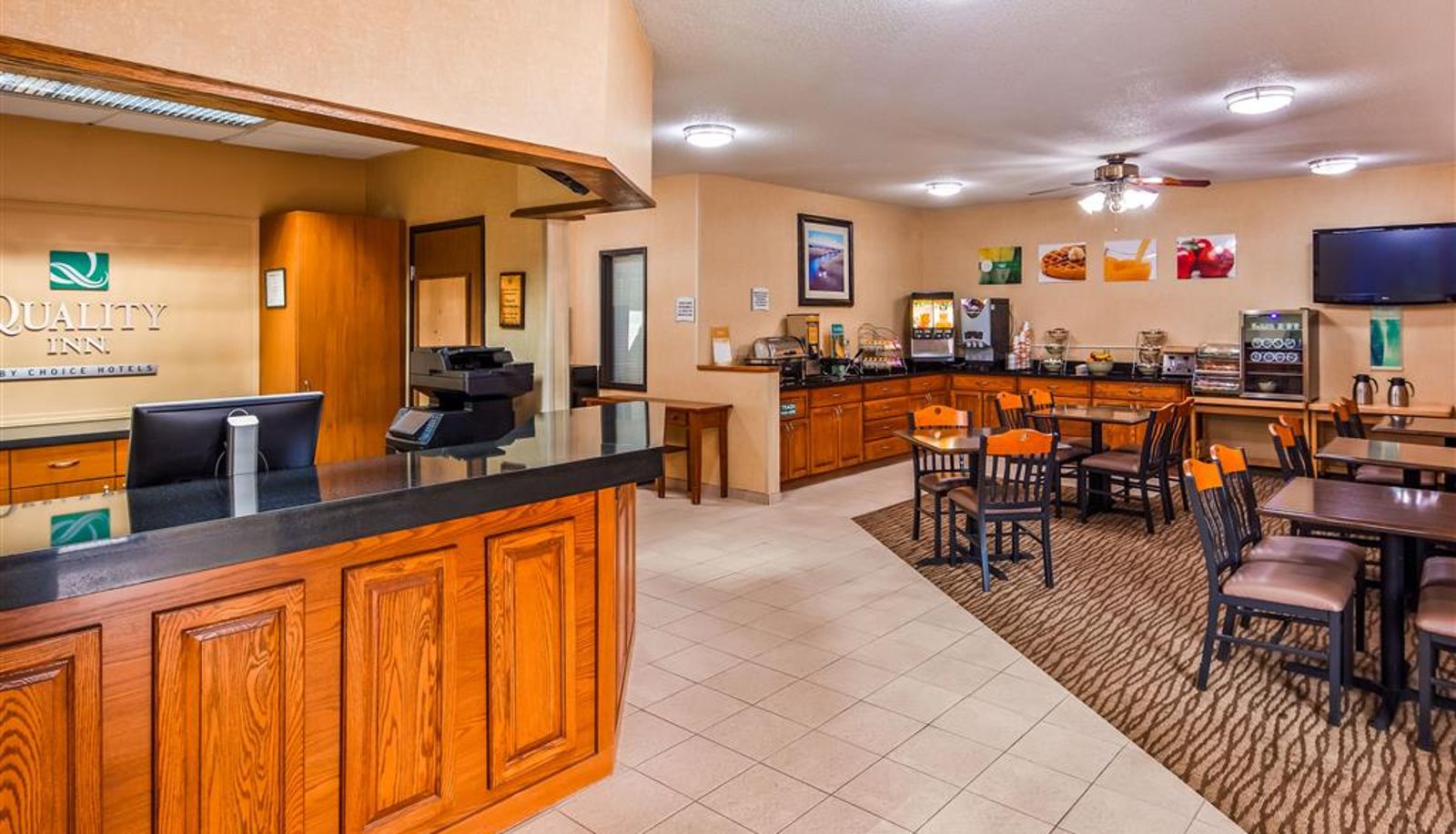Hall - QUALITY INN TOMAH
