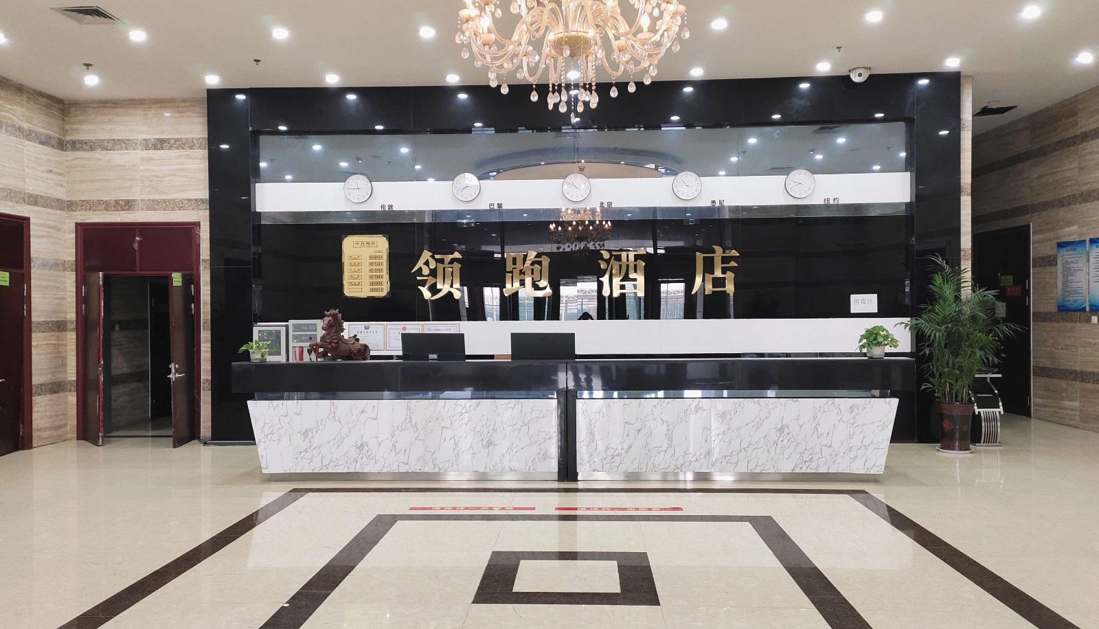Buitenruimte van het hotel - New Leading Business Hotel