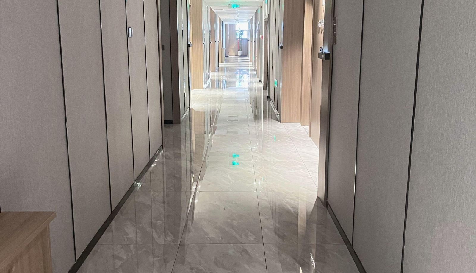 Buitenruimte van het hotel - Double Silver Fish · Hotel