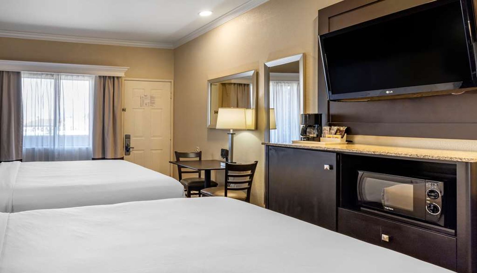 Camera - Comfort Inn & Suites Huntington Beach