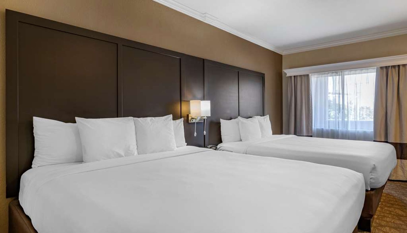 Camera - Comfort Inn & Suites Huntington Beach
