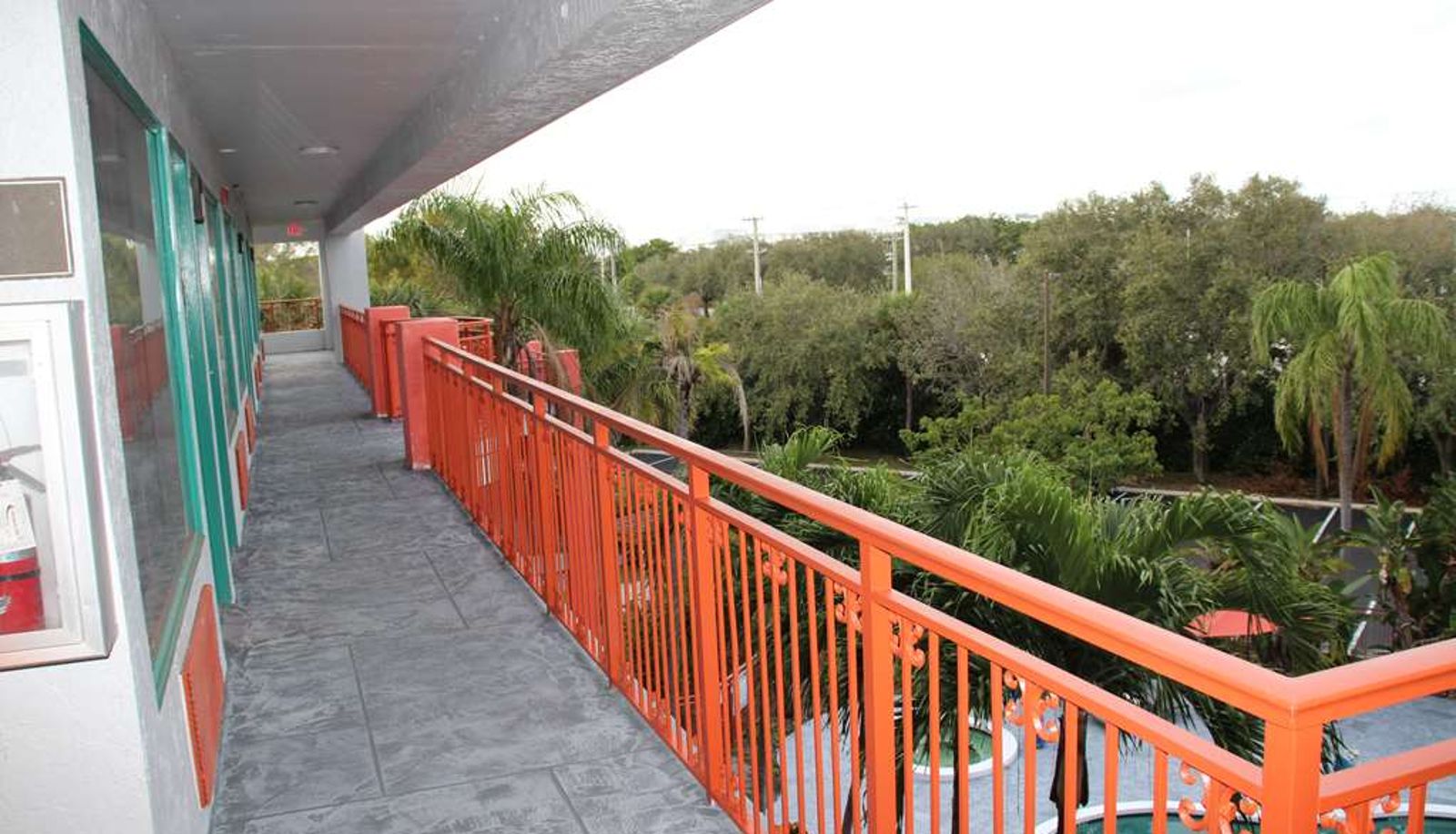 Zimmer - Boca Suites Deerfield Beach SureStay Collection by BW