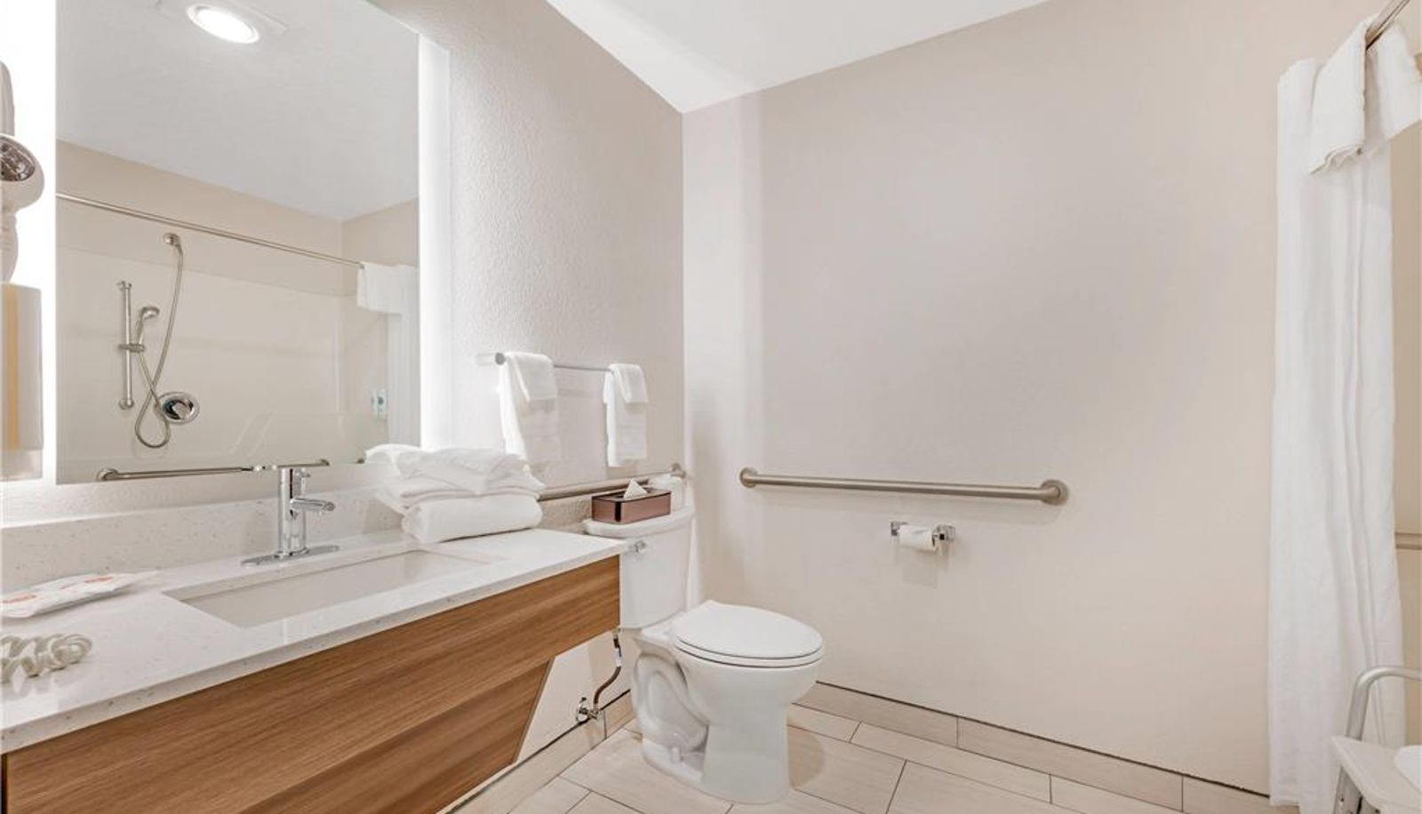 Room - COMFORT SUITES AIRPORT