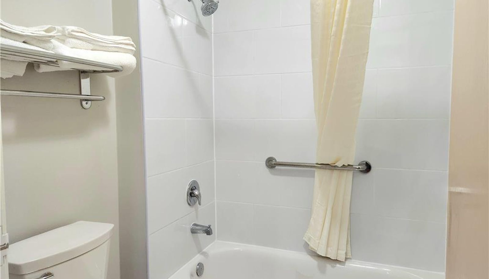 Room - Days Inn & Suites by Wyndham Corpus Christi Central