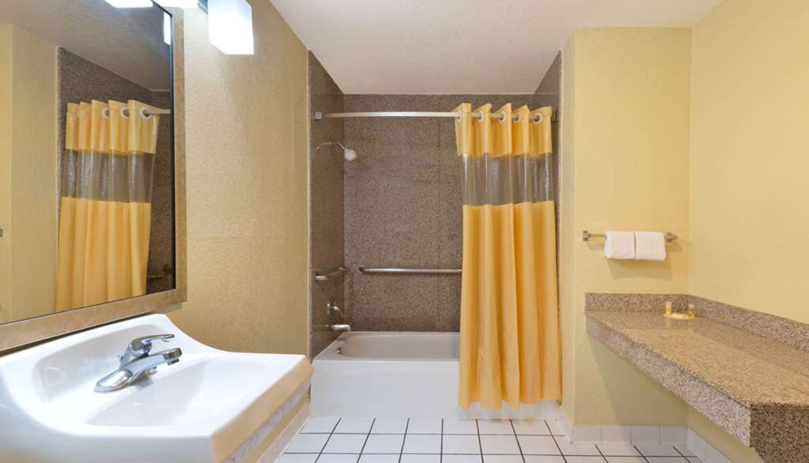 Zimmer - Days Inn by Wyndham Near Seaworld San Antonio