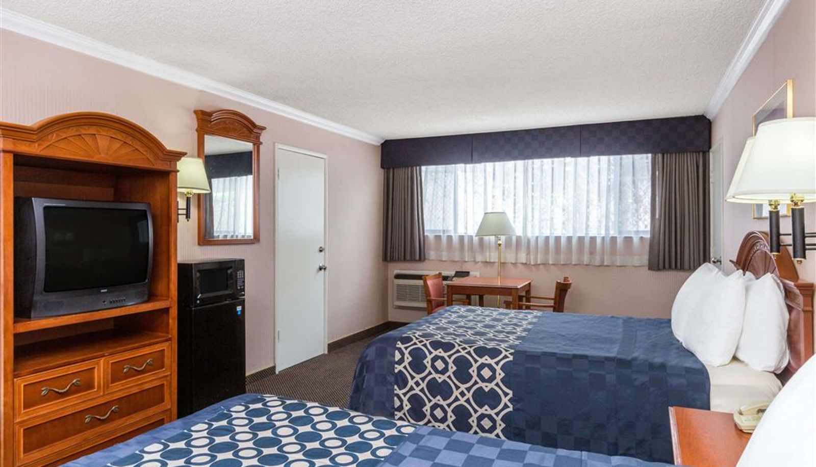 Zimmer - Days Inn by Wyndham Los Angeles LAX Airport/Stadium Area