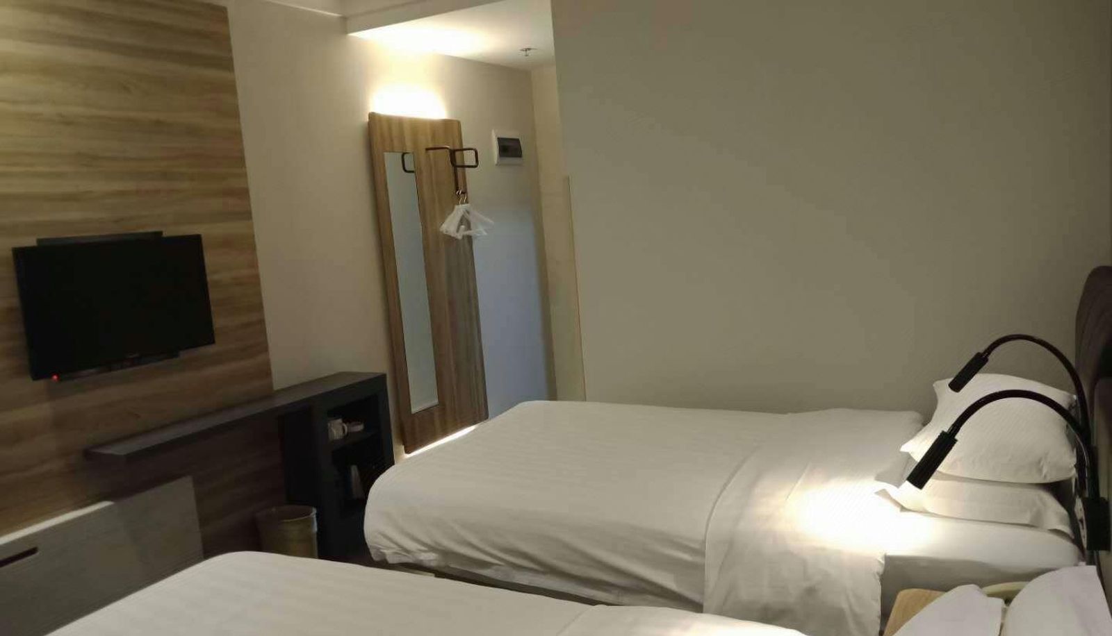 Chengde Auchan Business Hotel