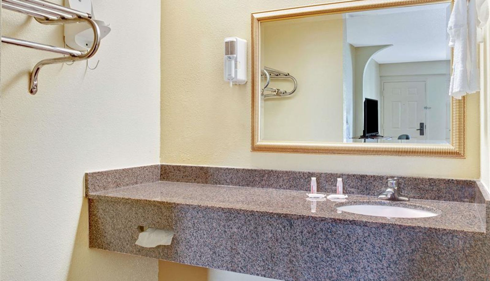 Camera - Days Inn & Suites by Wyndham Stockbridge South Atlanta