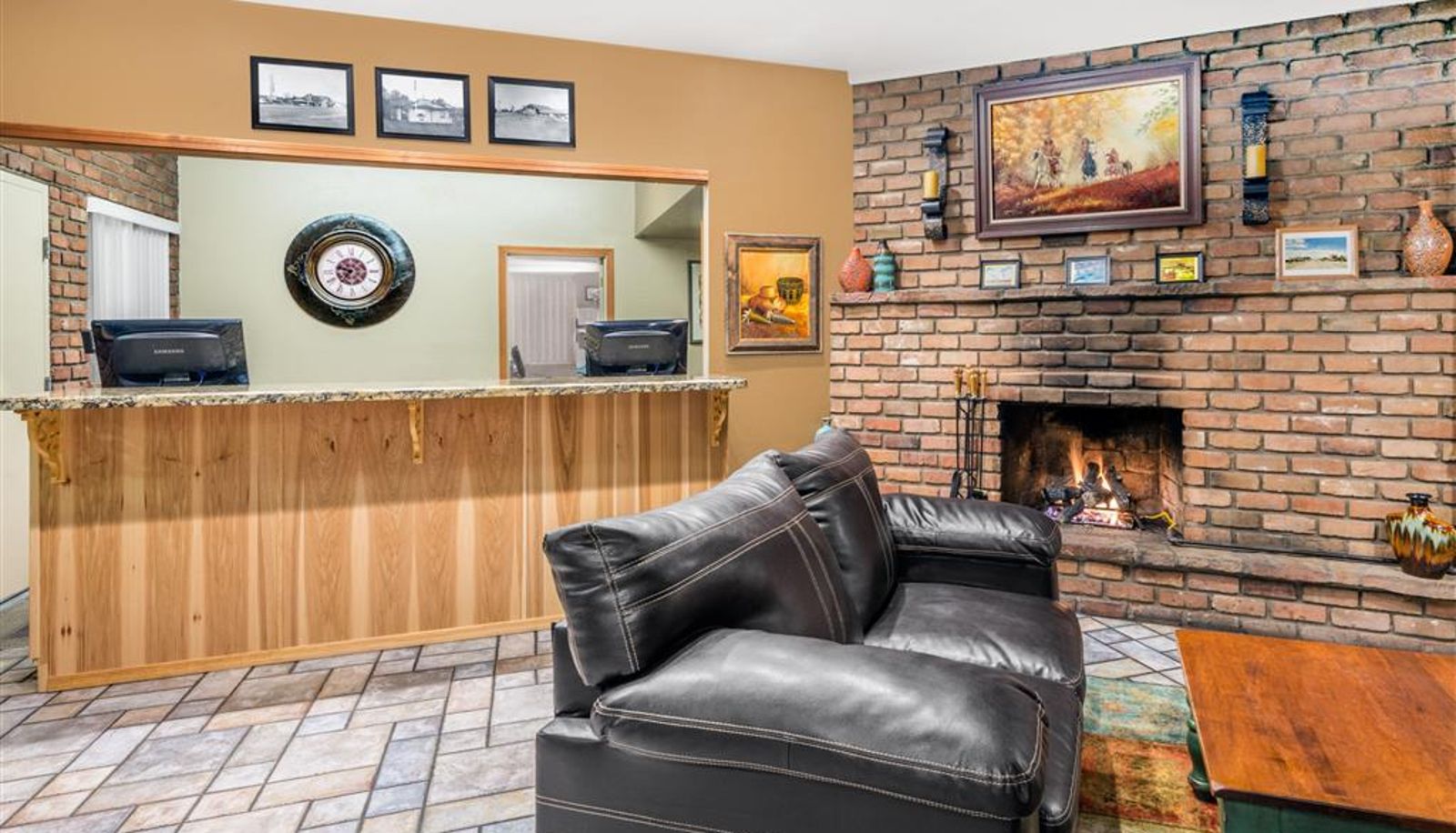 Hall - Days Inn by Wyndham Show Low
