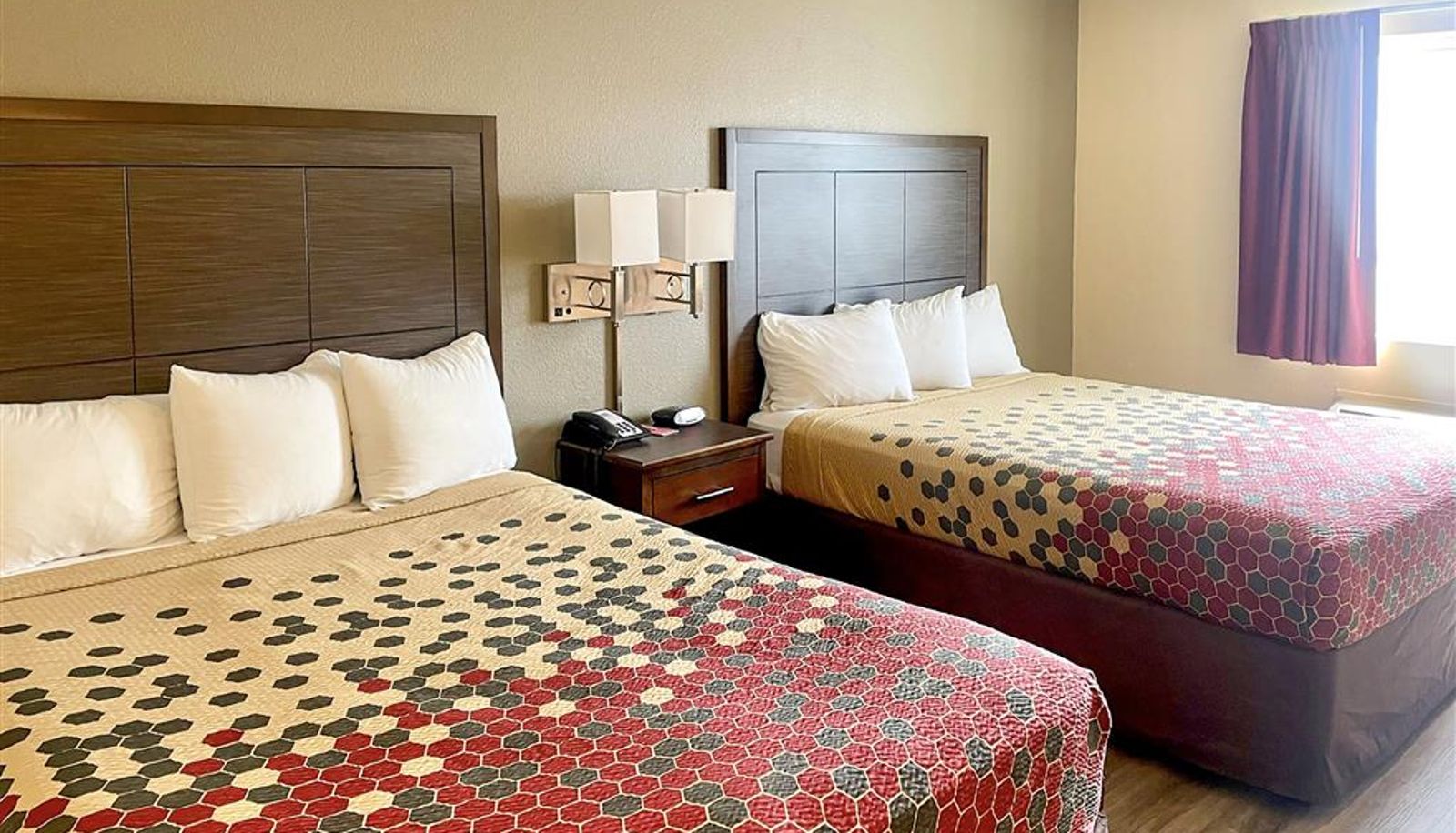 Zimmer - Econo Lodge Inn & Suites Corning Travel Center