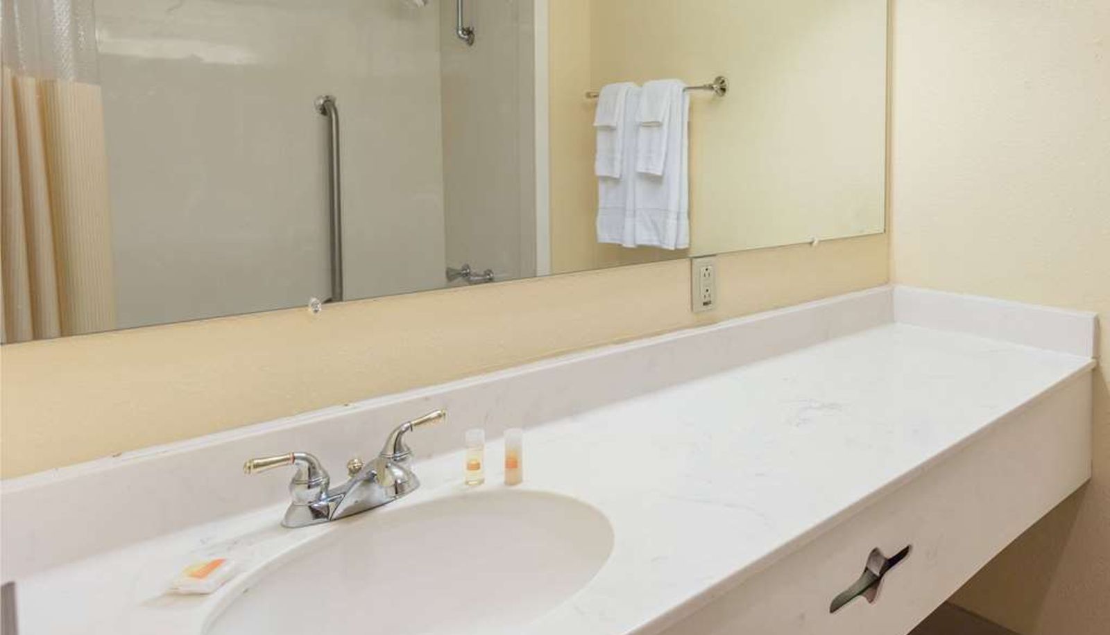 Kamer - Days Hotel by Wyndham Danville Conference Center