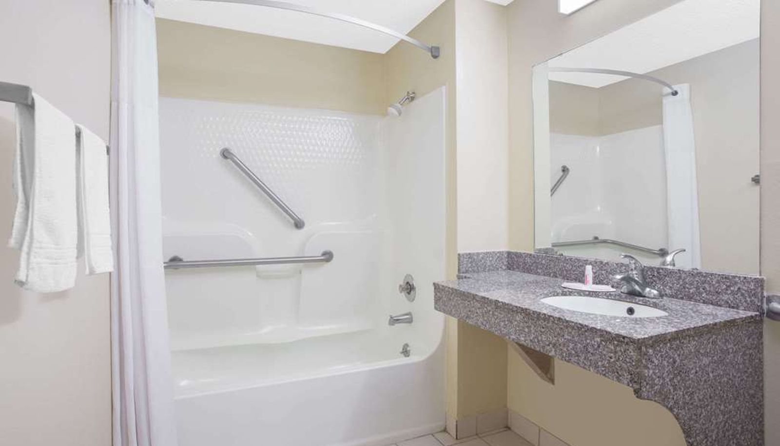 Room - Days Inn by Wyndham Dublin GA