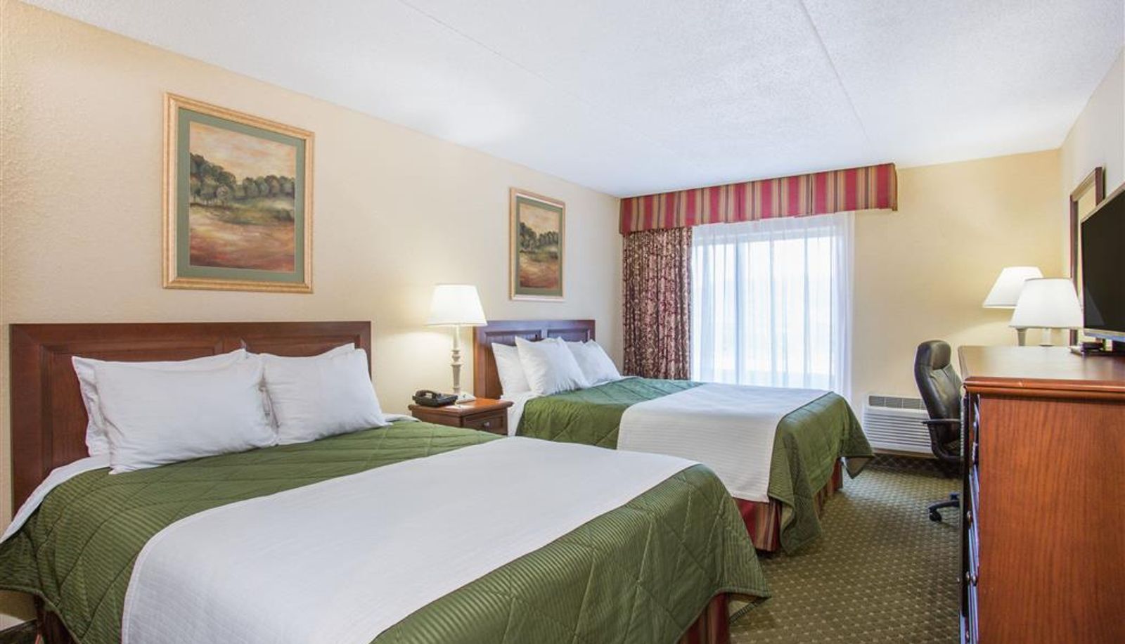 Room - Days Inn & Suites by Wyndham Sutton Flatwoods