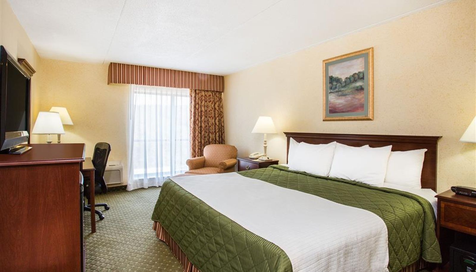 Room - Days Inn & Suites by Wyndham Sutton Flatwoods
