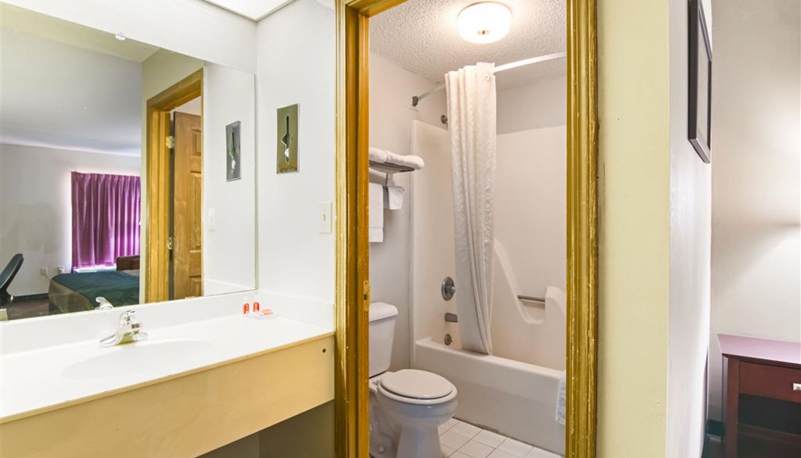 Room - Econo Lodge Conyers