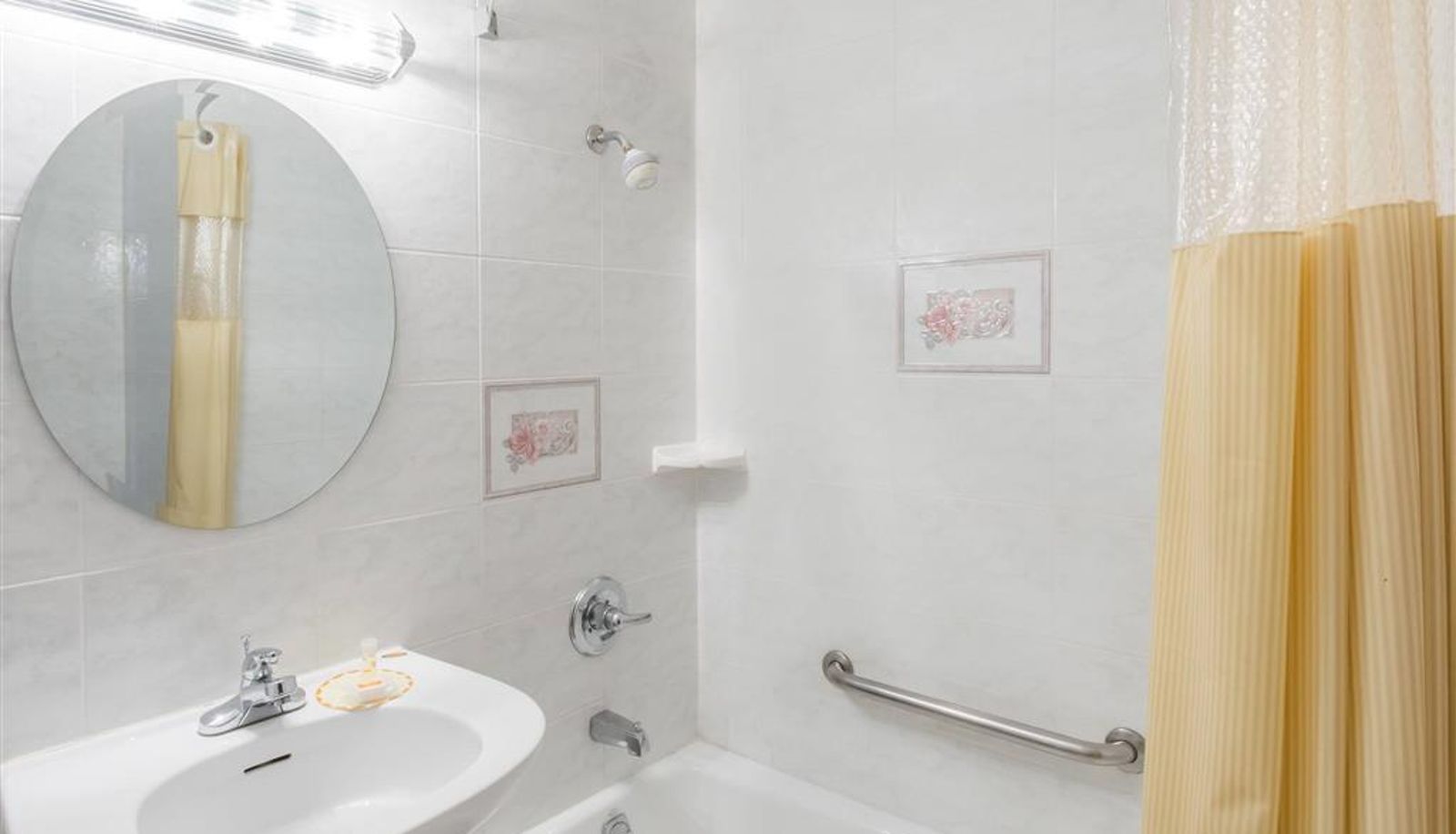 Zimmer - Days Inn by Wyndham Hicksville Long Island