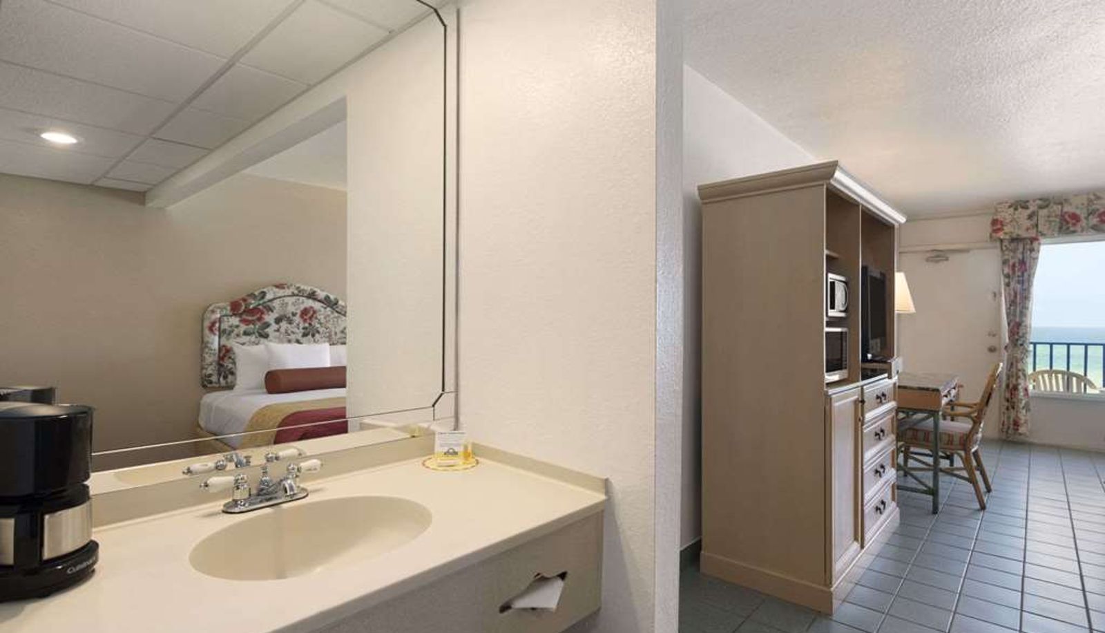 Room - Days Inn by Wyndham Panama City Beach/Beachfront Resort