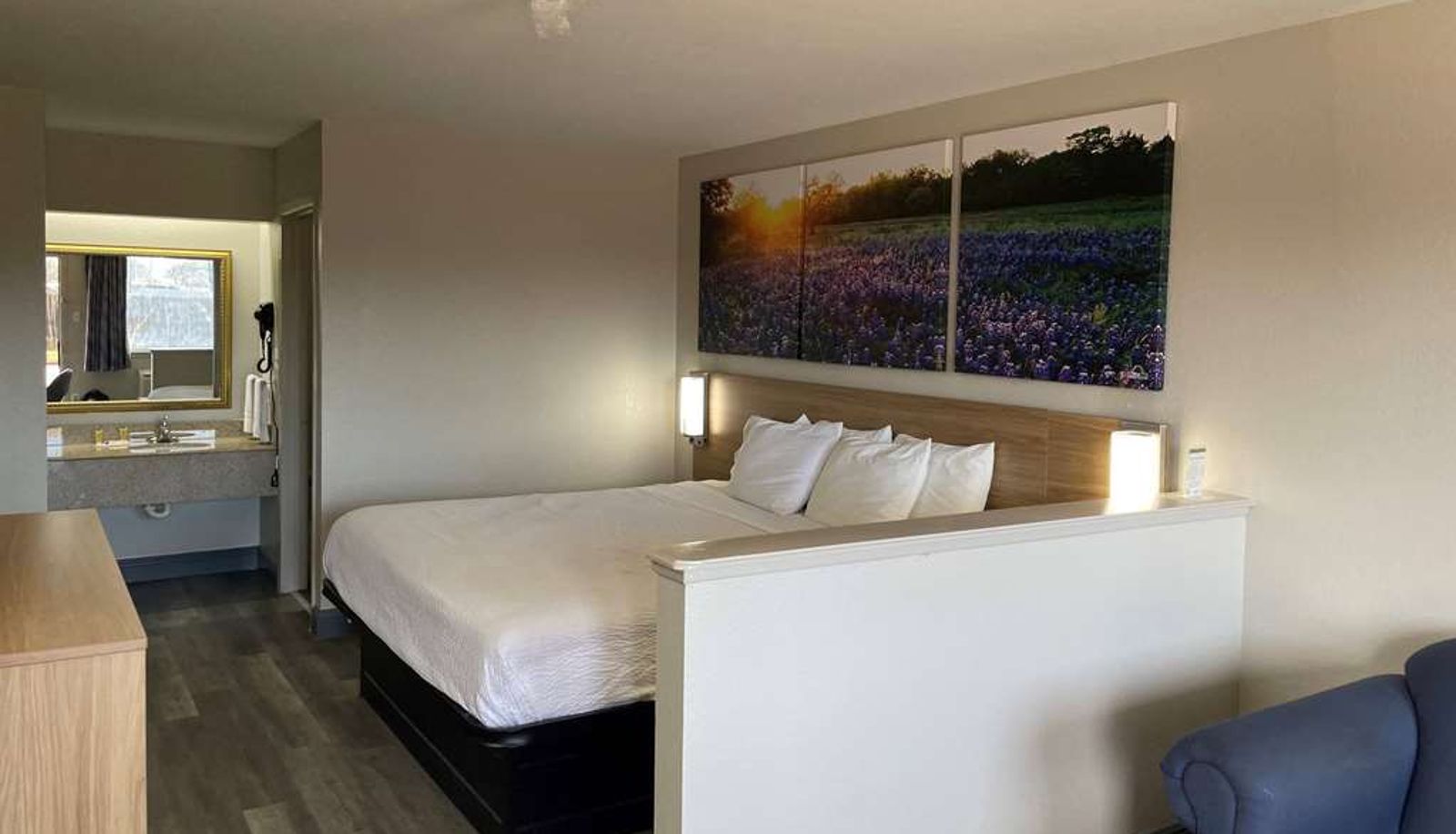 Camera - Days Inn by Wyndham San Antonio Southeast/Frost Bank Center