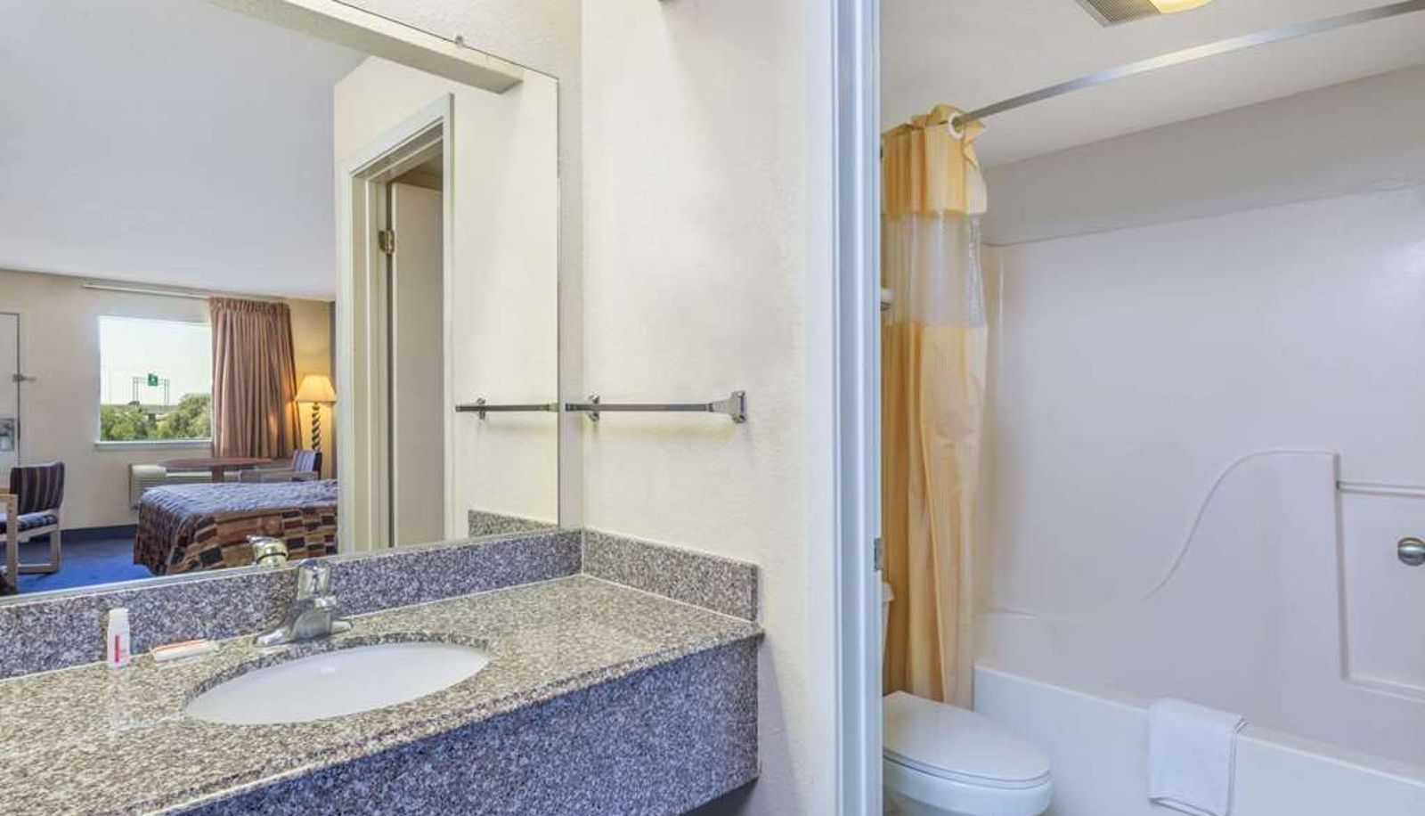 Zimmer - Days Inn by Wyndham San Antonio
