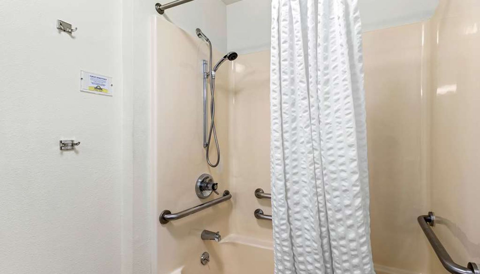 Zimmer - Days Inn by Wyndham Great Falls