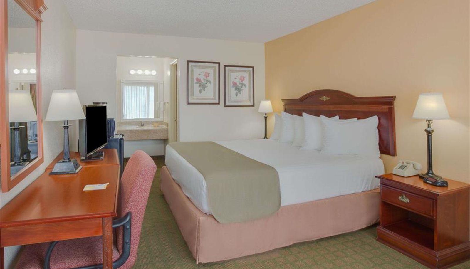 Zimmer - Days Inn by Wyndham Asheville West