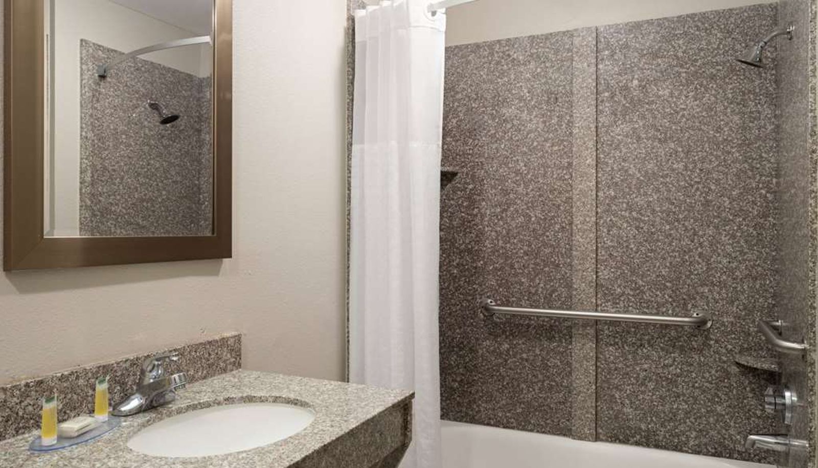 Room - Days Inn by Wyndham Weldon/Roanoke Rapids
