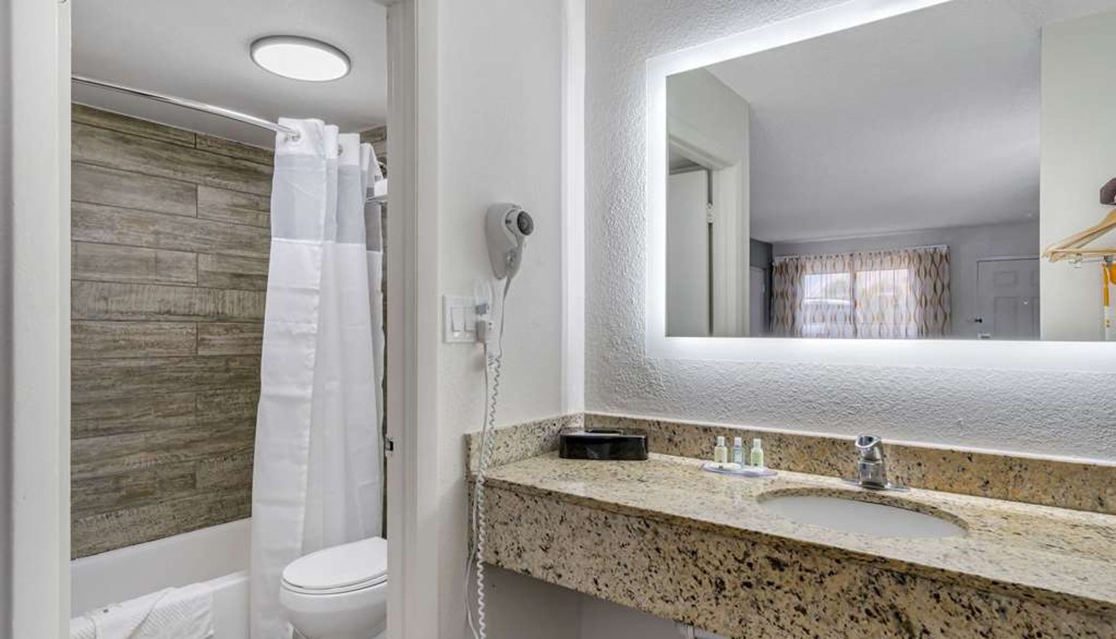 Room - Quality Inn & Suites Orlando East - UCF Area
