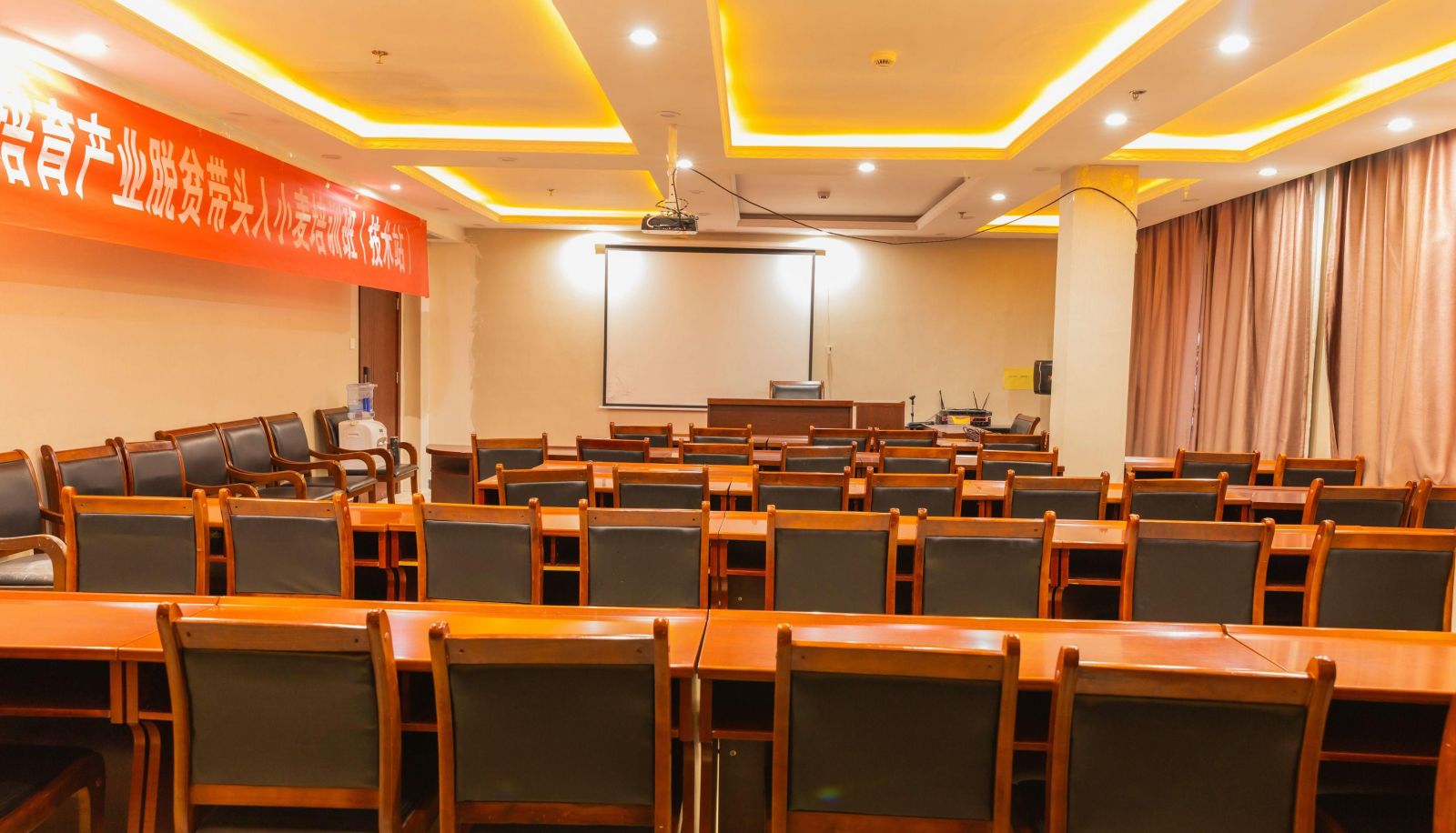Zewnętrzna część hotelu - Platinum Holiday Inn