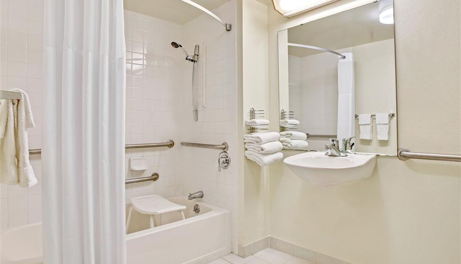 Zimmer - Days Inn by Wyndham Bradenton - Near the Gulf