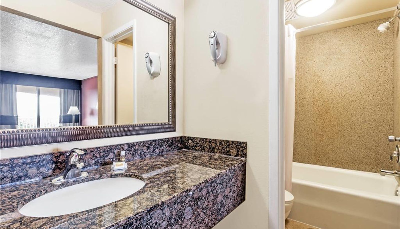 Zimmer - Days Inn by Wyndham Fort Lauderdale-Oakland Park Airport N