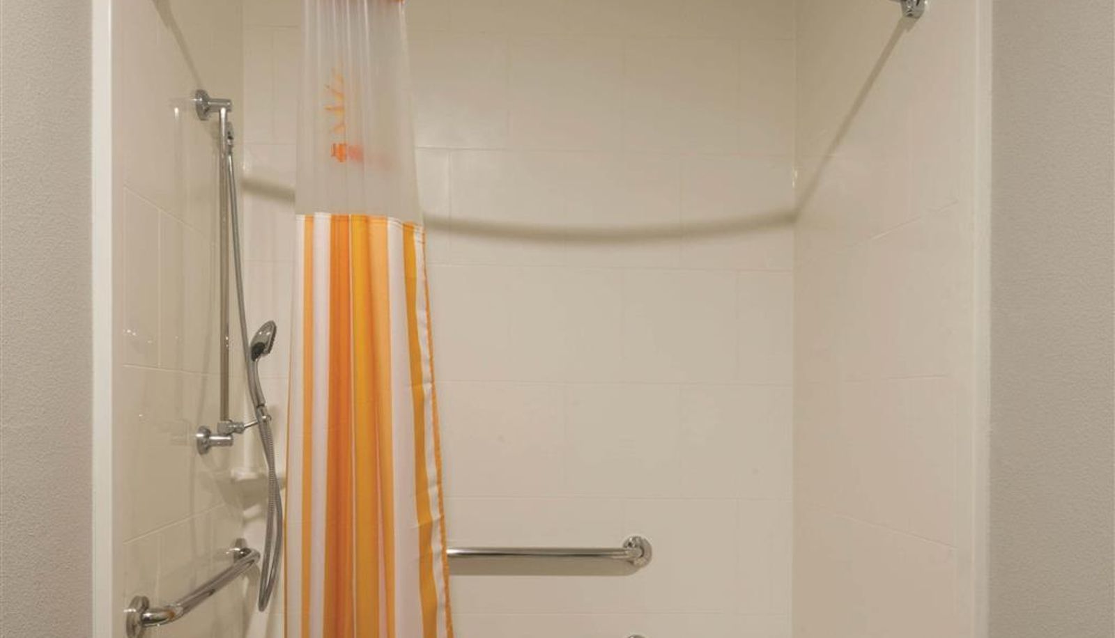 Room - La Quinta Inn & Suites by Wyndham Lynchburg at Liberty Univ.