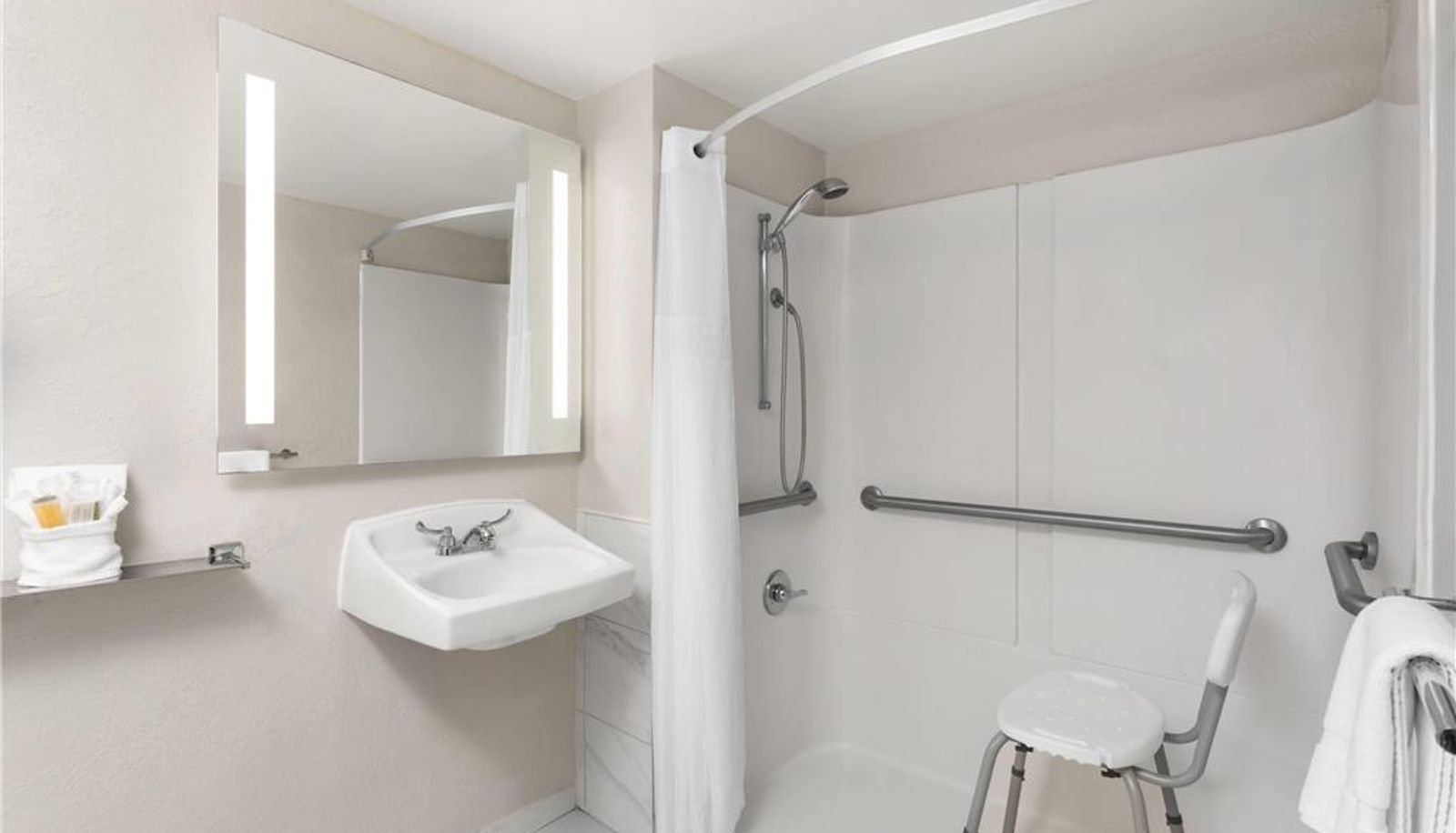 Room - Days Inn by Wyndham Orlando Conv. Center/International Dr