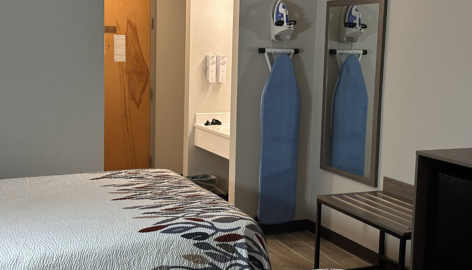 Room - Red Roof Inn & Suites Middleborough