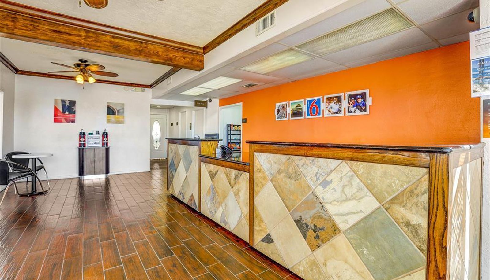 Hall - Econo Lodge