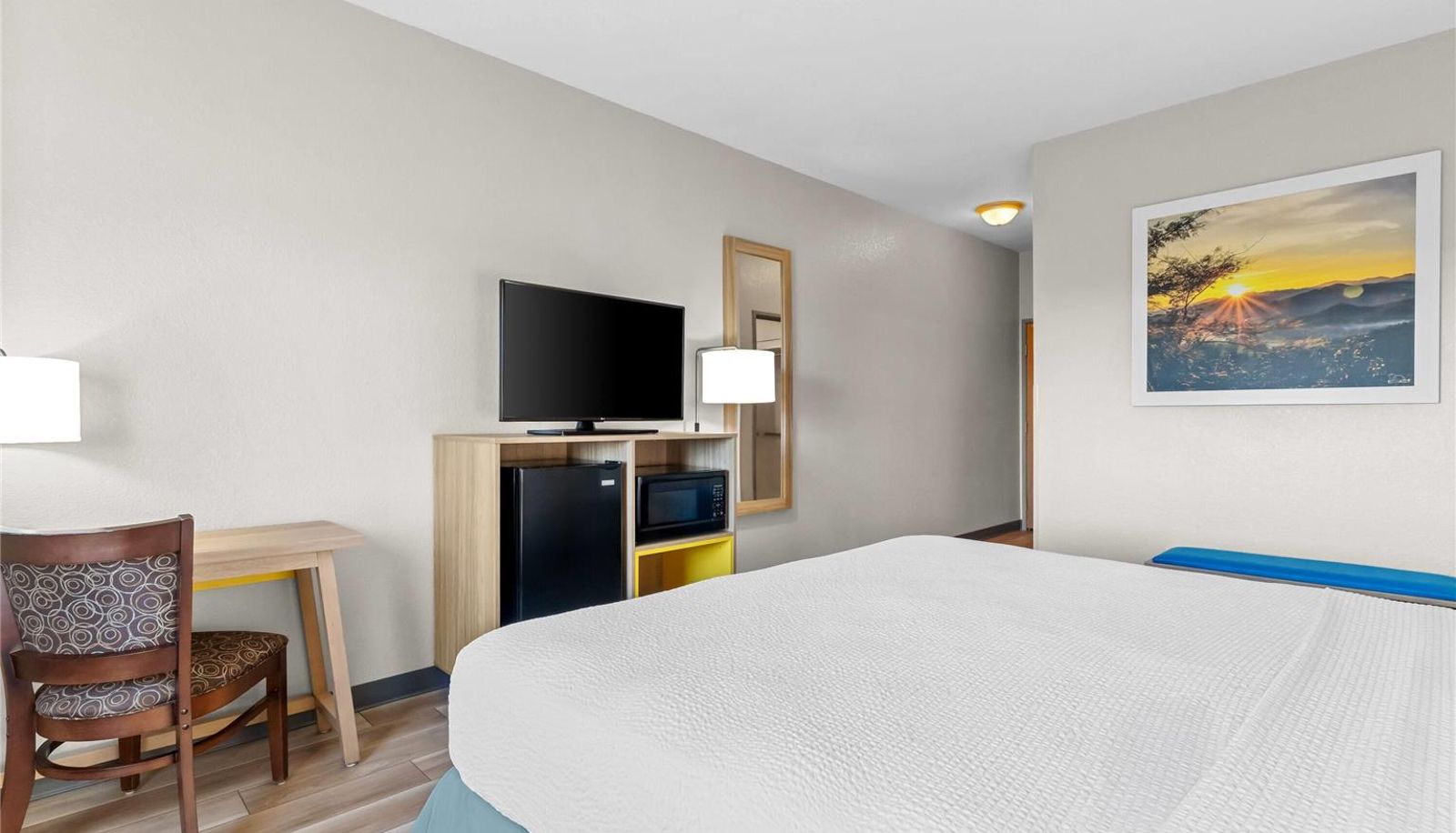 Camera - Days Inn & Suites by Wyndham Castle Rock