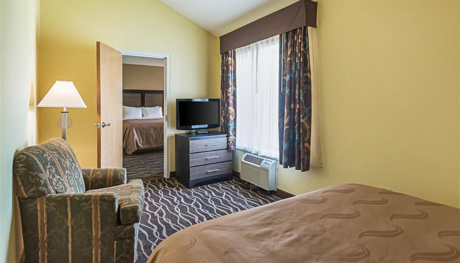 Room - Quality Inn & Suites Frostburg-Cumberland