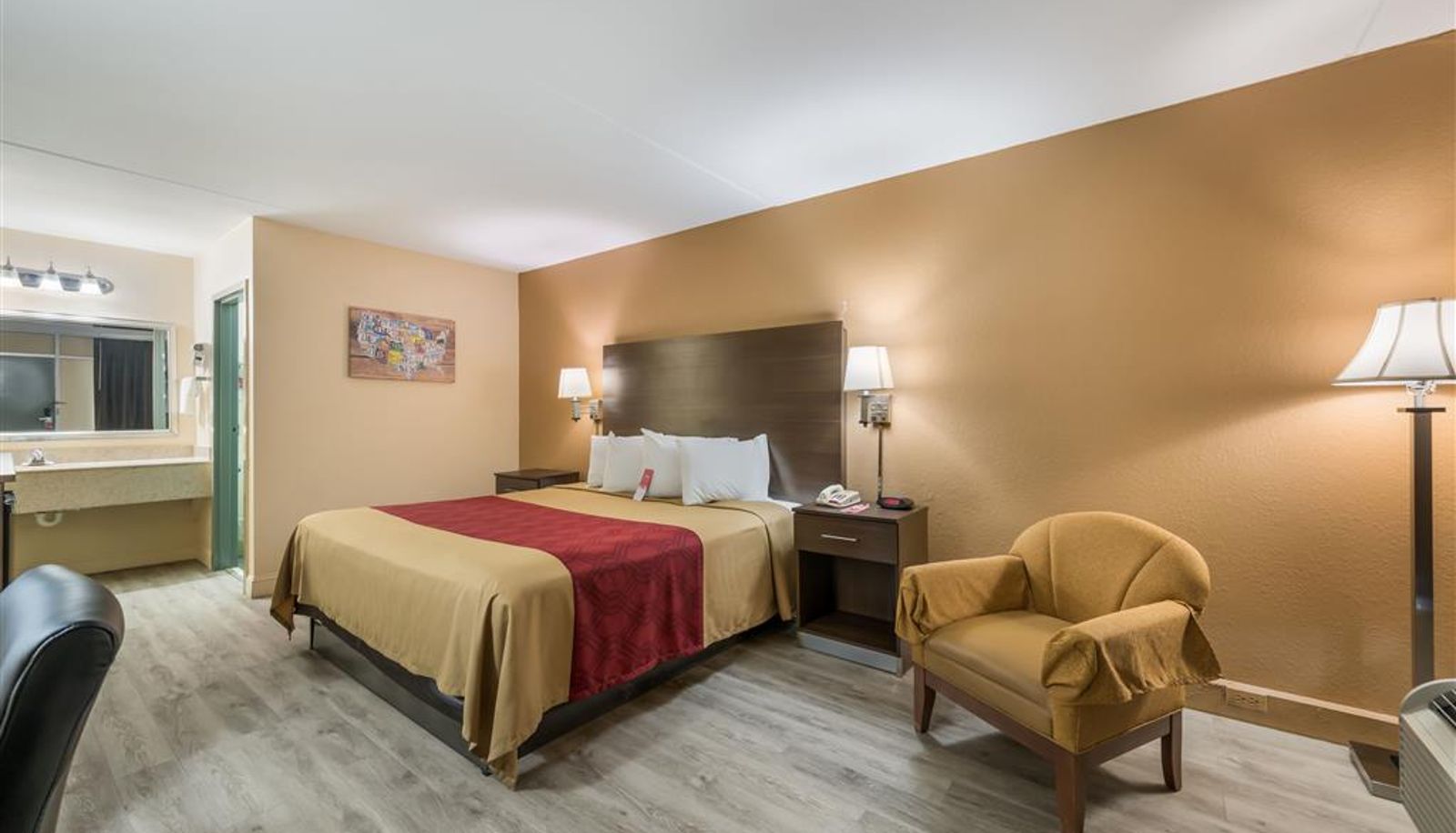 Room - Econo Lodge Cullman South
