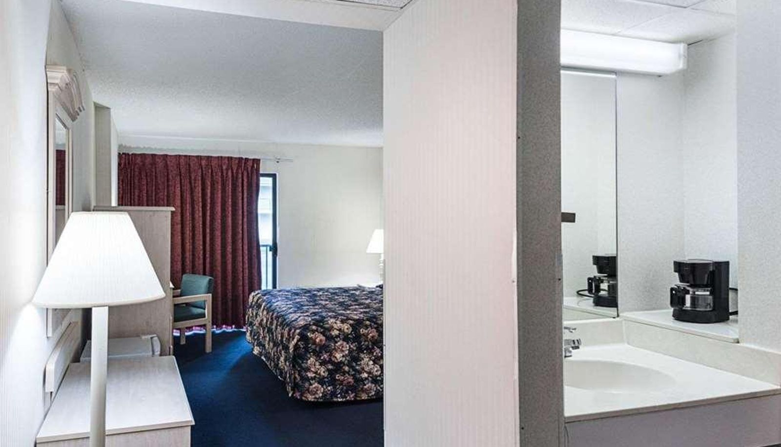 Room - Econo Lodge Inn & Suites Rehoboth Beach
