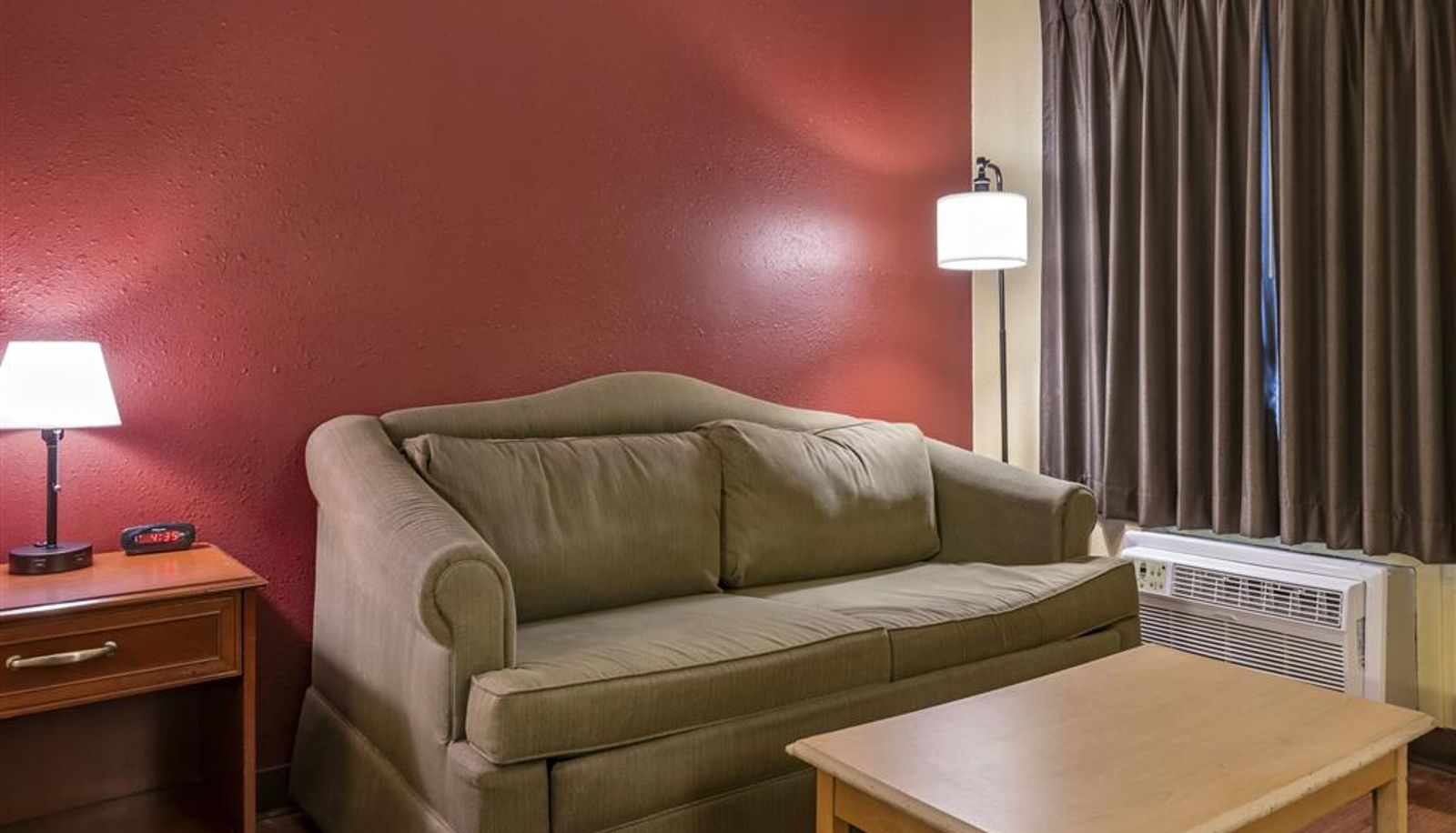 Room - Econo Lodge Inn & Suites Maingate Central