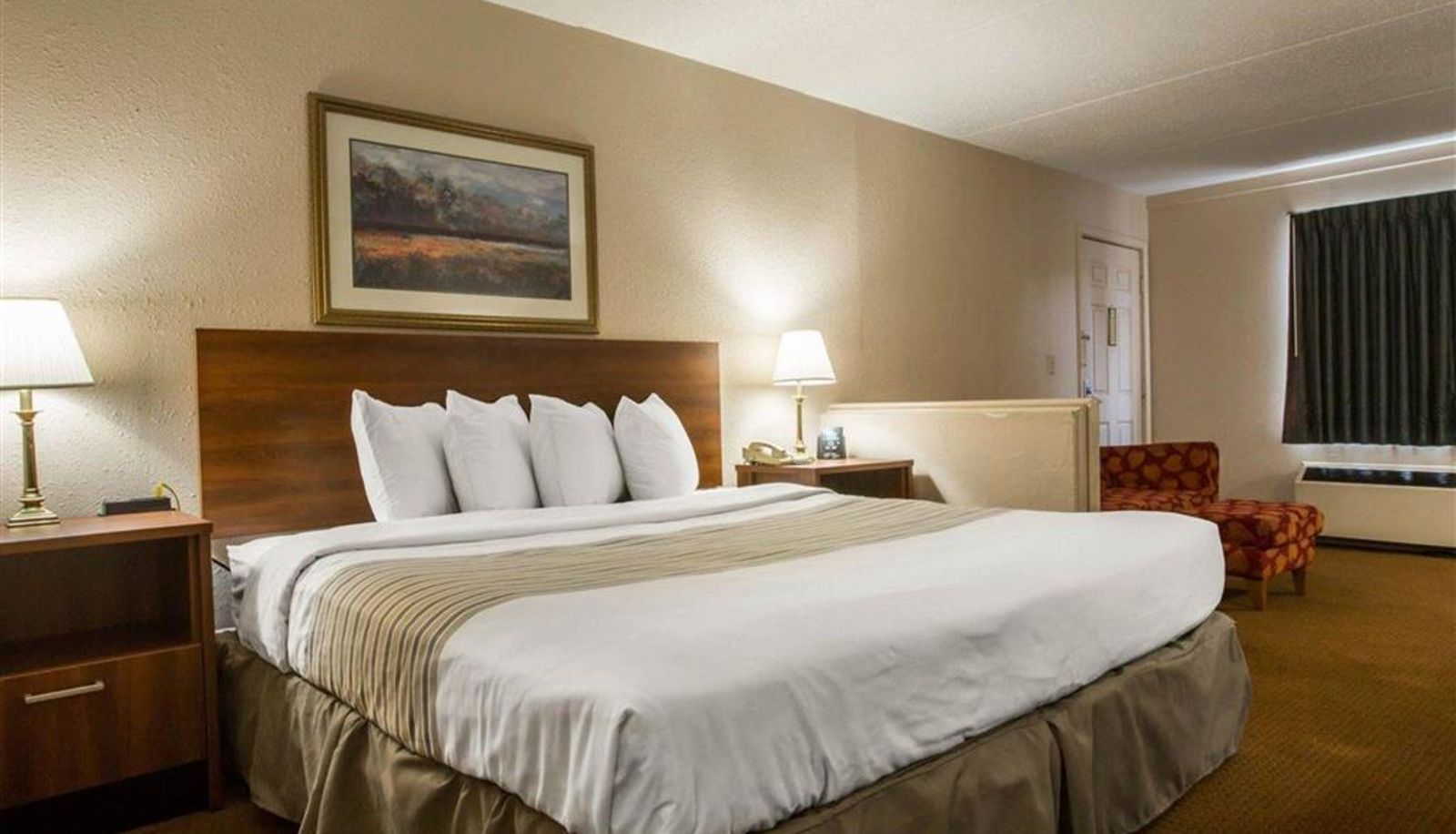 Room - Econo Lodge Inn & Suites Columbus near Fort Benning